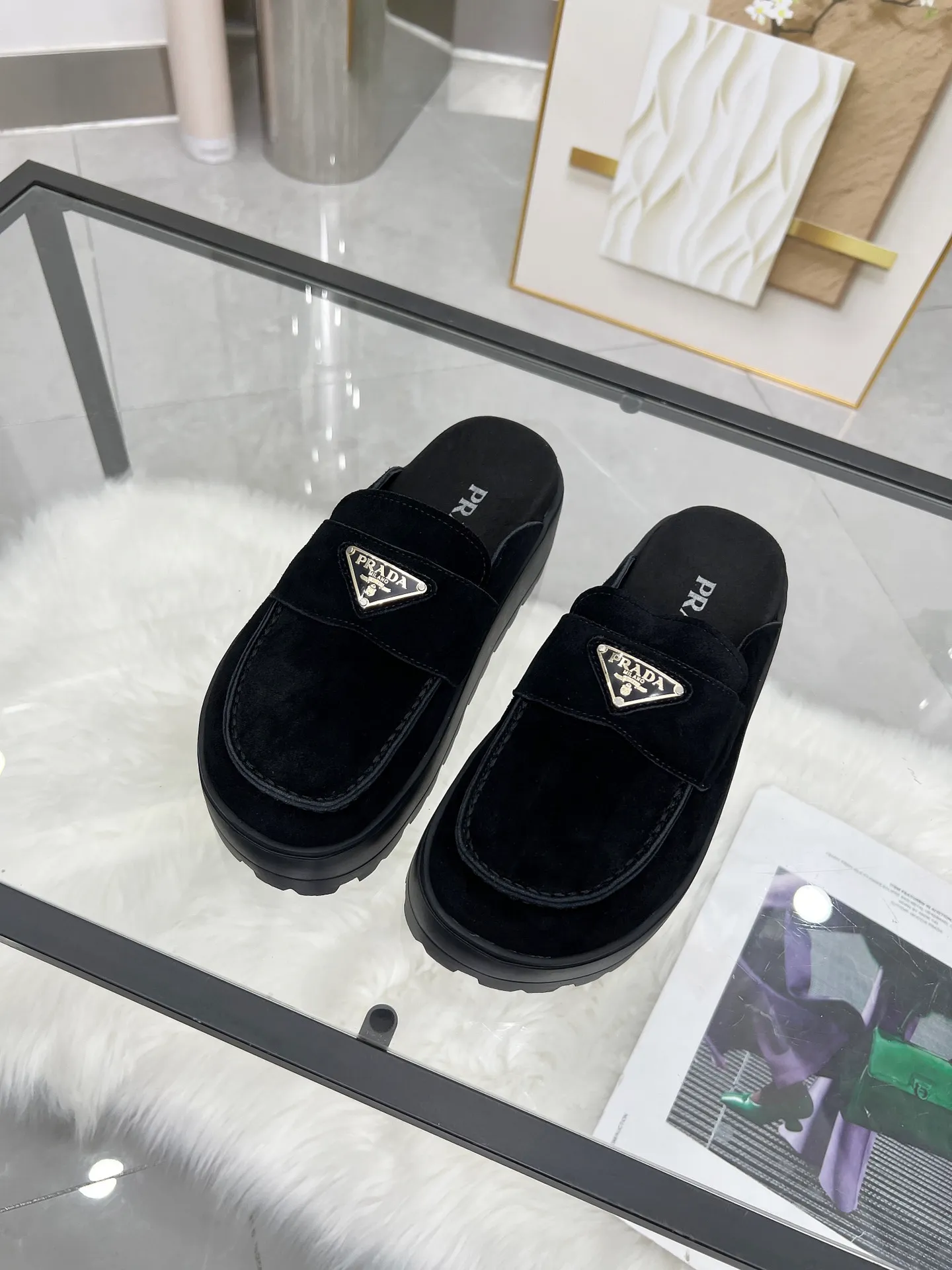 👟👟Ex-factory price 500👟👟 🌸Prada 2025 spring and summer new slippers 💫Velcro sandals The latest catwalk model, classic upgrades, comfort and fashionability coexist. Every color combination looks good, and the design matches different style needs ✅Upper: original customized cowhide ✅Inner lining: original customized sheepskin lining, cowhide feet ✅Outsole: original molded anti-slip outsole ✅Number of codes: 35-40 (41 customized, non-refundable and non-exchangeable)